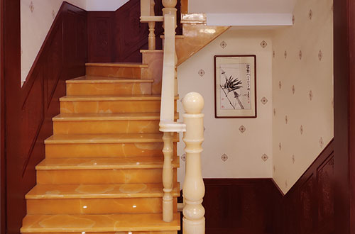 江州中式别墅室内汉白玉石楼梯的定制安装装饰效果